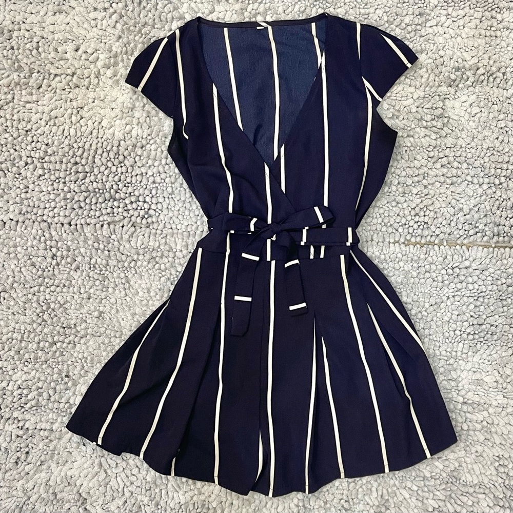 Cute romper! Very good quality and great for business casual!